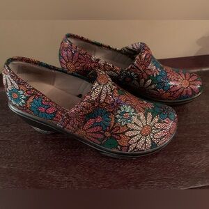 Jambu flowery clogs size 8.5
